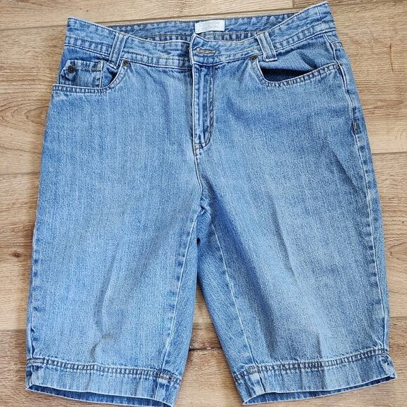 CJ Banks 5 pocket Light Wash Knee Length Bermuda Style Shorts Women's Size 4 - Picture 1 of 8